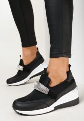 Czarne Sneakersy na Koturnie z Paskiem z Cyrkonii Maesie. Czarne obuwie sportowe damskie Born2be, bez zapięcia. Za 129.99 zł.