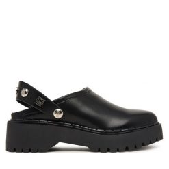 Klapki Guess. Czarne klapki damskie Guess, z aplikacjami, bez obcasa, bez zapięcia. Za 584.99 zł.