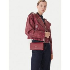 Torebka Guess. Czerwone torebki klasyczne damskie Guess, bez dodatków. Za 544.99 zł.