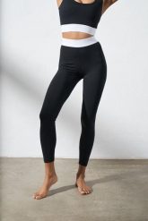Legginsy do jogi Moonholi Basic z długimi nogawkami. Czarne legginsy damskie MOONHOLI, s, bez wzorów, z elastanu. Za 299.00 zł.