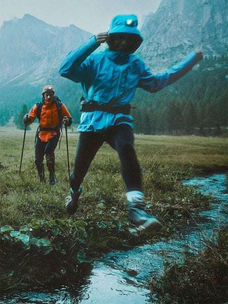 4F Kurtka trekkingowa przeciwdeszczowa membrana 20000+ damska - niebieska M. Niebieskie kurtki damskie 4F, m, bez wzorów, z materiału, bez kaptura. Za 799.99 zł.