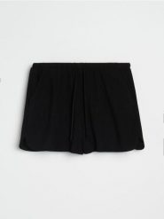 Wiskozowe szorty z domieszką lnu - czarny. Czarne spodenki sportowe damskie Sinsay, l, bez wzorów, z wiskozy. Za 39.99 zł.
