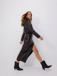 Krótka kurtka z kołnierzykiem - mahoniowy. Brązowe kurtki damskie Reserved, l, bez wzorów, ze skóry, bez kaptura. W wyprzedaży za 59.99 zł.