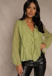 Zielona Koszulowa Bluzka z Dekoltem V i Falbankami Calomia. Zielone bluzki damskie Renee, l, bez wzorów, z jeansu, biznesowe, bez kołnierzyka, bez ramiączek. Za 89.99 zł.