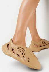 Ciemnobeżowe Sneakersy z Pianki Zdobione Wycięciami Harelle. Brązowe obuwie sportowe damskie Born2be, bez zapięcia. Za 49.99 zł.