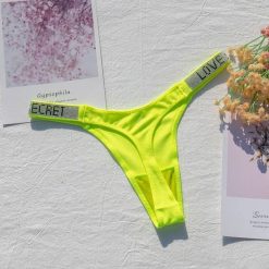 Stringi z szeroką gumką i nowoczesnym designem Dior. Fioletowe stringi Intica, bez wzorów, z materiału. W wyprzedaży za 79.00 zł.