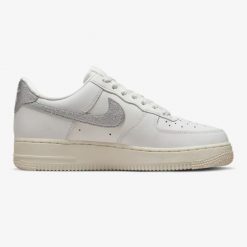 Buty sportowe damskie Nike W AIR FORCE 1 '07 ESS TRND. Białe obuwie sportowe casual damskie Nike, trekkingowe. Za 599.99 zł.