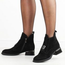 Czarne nubukowe botki damskie na obcasie T.Sokolski Z24-261. Czarne botki damskie Sokolski, na jesień, z nubiku, eleganckie, z okrągłym noskiem, bez obcasa, na obcasie, bez zapięcia. Za 379.00 zł.