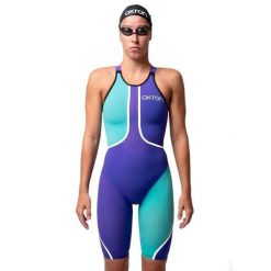 Kombinezon Z Zabudowanym Tyłem Akron Venom – Fioletowy / Tiffany – Rozmiar 20. Fioletowe kombinezony damskie AKRON, bez wzorów, sportowe, bez kołnierzyka, bez ramiączek. Za 7,950.25 zł.