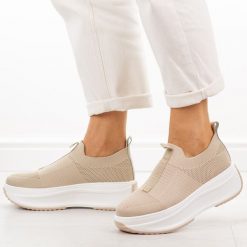 Beżowe sportowe buty damskie Filippo Dp7552/26. Brązowe obuwie sportowe damskie Filippo, na lato, z dresówki, bez zapięcia, trekkingowe. Za 199.00 zł.