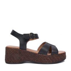 Sandały Lasocki. Czarne sandały damskie Lasocki, bez wzorów, bez obcasa, na koturnie, bez zapięcia. Za 179.99 zł.