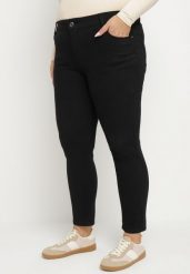 Czarne Jeansy o Dopasowanym Kroju z Efektem Push-Up Hanarise. Czarne jeansy damskie Born2be, bez wzorów, z jeansu. Za 54.99 zł.