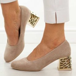 Beżowe zamsz Polskie czółenka damskie Suzana 594. Brązowe czółenka damskie Suzana, bez wzorów, z zamszu, z okrągłym noskiem, bez obcasa, na obcasie. Za 249.00 zł.