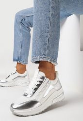 Biało-Srebrne Sznurowane Sneakersy na Grubej Podeszwie z Błyszczącymi Wstawkami i Suwakiem Revilinsa. Białe obuwie sportowe damskie Born2be, bez zapięcia. Za 119.99 zł.