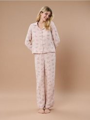 Muślinowa piżama z kołnierzykiem z nadrukiem w psy - różowy. Czerwone piżamy damskie Sinsay, bez wzorów, bez ramiączek. Za 79.99 zł.