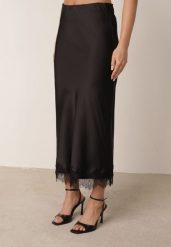Czarna Satynowa Spódnica o Prostym Kroju z Koronkową Wstawką u Dołu Rhenasia. Czarne spódnice damskie Born2be, na co dzień, l, bez wzorów, z koronki, eleganckie, maxi. Za 99.99 zł.