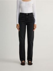 Jeansy straight z wysokim stanem - czarny. Czarne jeansy damskie Reserved, z podwyższonym stanem. W wyprzedaży za 79.99 zł.