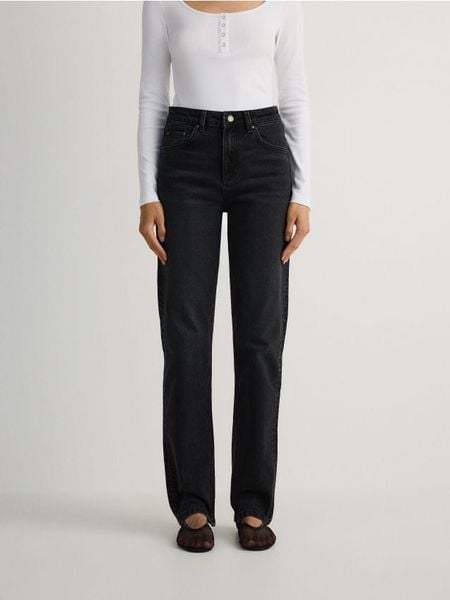 Jeansy straight z wysokim stanem - czarny. Czarne jeansy damskie Reserved, z podwyższonym stanem. W wyprzedaży za 79.99 zł.