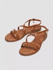 S.Oliver Sandały w kolorze jasnobrązowym rozmiar: 36. Brązowe sandały damskie S.Oliver, bez wzorów, z otwartym noskiem, bez obcasa, bez zapięcia. Za 118.56 zł.