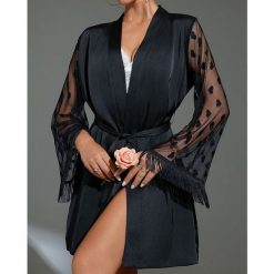 Szlafrok z transparentnymi rękawami na wieczory i relaks Audrie. Białe szlafroki damskie Intica, bez wzorów, z tkaniny, bez kaptura. Za 129.00 zł.