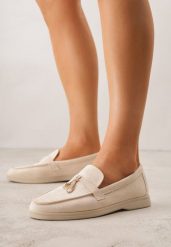 Beżowe Mokasyny z Imitacji Zamszu z Ozdobnym Przeszyciem i Zawieszką Veleyra. Brązowe mokasyny damskie Born2be, z jeansu, bez obcasa. Za 99.99 zł.