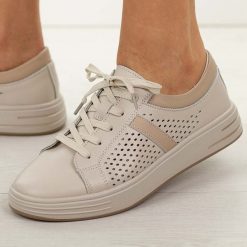 Beżowe skórzane półbuty damskie Jezzi 18-25. Brązowe półbuty damskie Jezzi, na jesień, w ażurowe wzory, z jeansu, bez obcasa, na płaskiej podeszwie, bez zapięcia. Za 239.00 zł.