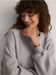 Krótka bluza ze ściągaczem - jasnoszary. Szare bluzy damskie Reserved, l, bez wzorów, z bawełny, bez kaptura. W wyprzedaży za 49.99 zł.