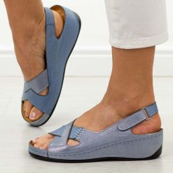 Niebieskie skórzane sandały damskie T.Sokolski 190. Niebieskie sandały damskie Sokolski, bez wzorów, z jeansu, bez obcasa, na koturnie, bez zapięcia. Za 259.00 zł.