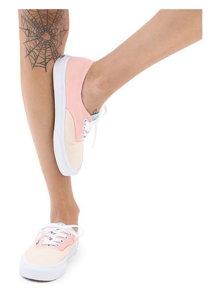 Vans Sneakersy w kolorze jasnoróżowo-błękitnym rozmiar: 39. Niebieskie obuwie sportowe damskie Vans, bez zapięcia. Za 96.37 zł.