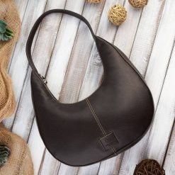 Shopperka skórzana PAOLO PERUZZI AV-04-BR brązowa. Brązowe torebki klasyczne damskie PAOLO PERUZZI, ze skóry, na ramię, bez dodatków. Za 259.99 zł.