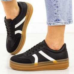 Czarne sneakersy damskie Jezzi News 9087. Czarne obuwie sportowe damskie Jezzi, na jesień, z dresówki, bez zapięcia, trekkingowe. Za 119.00 zł.