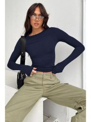 MADMEXT Koszulka w kolorze granatowym rozmiar: S. Niebieskie koszulki damskie MADMEXT, s, bez wzorów, bez kołnierzyka, bez ramiączek. Za 78.99 zł.