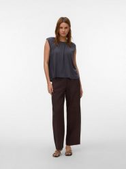 Vero Moda Bluzka w kolorze antracytowym rozmiar: S. Czarne bluzki damskie Vero Moda, s, bez wzorów, bez kołnierzyka, bez ramiączek. Za 61.17 zł.