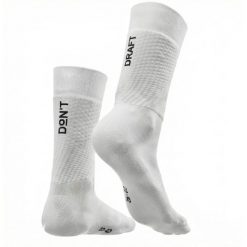 Oddychające skarpety kolarskie „Don't Draft” – Białe. Białe obuwie sportowe damskie C-LAB, bez zapięcia, do biegania. Za 117.00 zł.