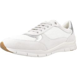 Tenisówki Geox Model D Sukie Kolor Biały. Białe obuwie sportowe casual damskie Geox, ze skóry, bez zapięcia, tenisowe. W wyprzedaży za 368.50 zł.