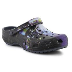 Klapki Crocs Classic Meta Scape Clog U 208455-4EA czarne. Czarne klapki damskie bez wzorów, z materiału, bez obcasa, bez zapięcia. Za 374.47 zł.