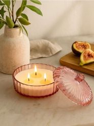 Świeca zapachowa o aromacie figi i mahoniu - różowy. Czerwone figi Sinsay, bez wzorów. Za 19.99 zł.