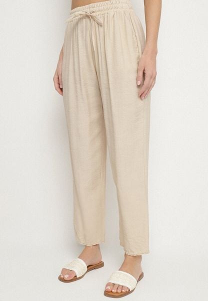 Beżowe Spodnie z Bawełną i Wiązaniem Maiovelle. Brązowe spodnie materiałowe damskie Born2be, bez wzorów, z bawełny, długie. Za 59.99 zł.