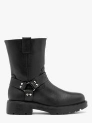 Botki typu biker z metalowymi ozdobami NATALIE. Czarne botki damskie Ryłko, ze skóry, z okrągłym noskiem, bez obcasa, bez zapięcia. Za 479.99 zł.