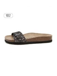 Teegu Klapki w kolorze czarnym rozmiar: 36. Czarne klapki damskie teegu, bez wzorów, z otwartym noskiem, bez obcasa, bez zapięcia. Za 121.99 zł.