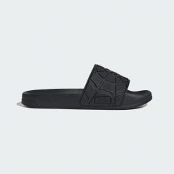 KLAPKI PRYSZNICOWE ADIDAS MARVEL SPIDER-MAN ADILETTE. Czarne klapki damskie Adidas, bez wzorów, z syntetyku, bez obcasa, bez zapięcia. Za 179.00 zł.