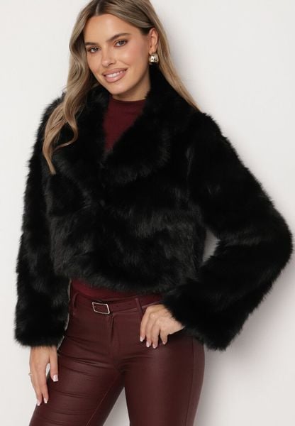 Czarna Futerkowa Kurtka o Krótkim Kroju z Eleganckim Kołnierzem Tazamisa. Czarne kurtki damskie Born2be, m, bez wzorów, z jeansu, bez kaptura. Za 189.99 zł.