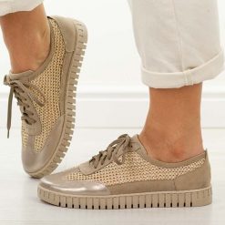 Złote safari skórzane Polskie półbuty damskie Deoni D653. Żółte półbuty damskie Deoni, na jesień, bez wzorów, z jeansu, z okrągłym noskiem, bez obcasa, na płaskiej podeszwie, bez zapięcia. W wyprzedaży za 395.10 zł.