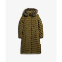 Długa kurtka z kapturem z sztucznego futra dla kobiet Superdry Fuji. Zielone kurtki damskie Superdry, na zimę, bez wzorów, z puchu, z kapturem. Za 716.65 zł.
