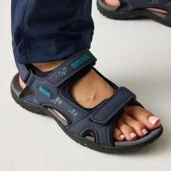 Damskie lekkie sandały Haris. Fioletowe sandały damskie Regatta, bez wzorów, bez obcasa, bez zapięcia. Za 250.00 zł.