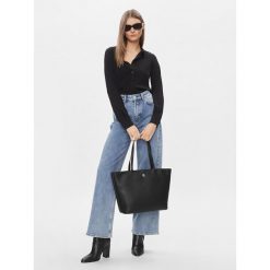 Torebka Tommy Hilfiger. Czarne torebki klasyczne damskie Tommy Hilfiger, bez dodatków. Za 489.99 zł.