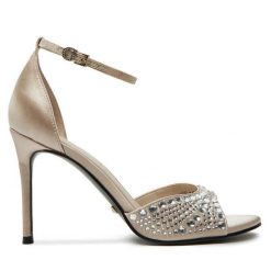 Sandały Guess. Brązowe sandały damskie Guess, z aplikacjami, bez obcasa, na szpilce, bez zapięcia. Za 569.99 zł.