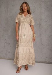Beżowa Rozkloszowana Sukienka z Wiskozy Zdobiona Metalicznym Haftem Boho Harmiolea. Brązowe sukienki damskie Renee, z aplikacjami, z wiskozy, boho, bez ramiączek. Za 139.99 zł.