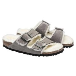 Zamszowe Klapki Unisex Dla Dorosłych Arizona. Szare klapki damskie Birkenstock, bez wzorów, z materiału, z otwartym noskiem, bez obcasa, bez zapięcia. Za 569.00 zł.