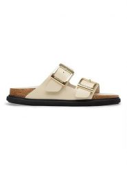 Birkenstock Skórzane klapki "Arizona" w kolorze kremowym rozmiar: 37. Brązowe klapki damskie Birkenstock, bez wzorów, z otwartym noskiem, bez obcasa, bez zapięcia. Za 680.85 zł.